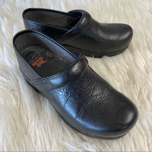 DANSKO XP Black Leather Floral Tooled Clogs Size 38